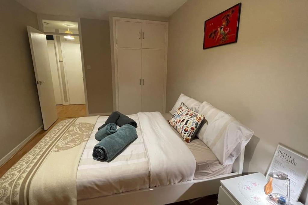 Cosy Flat For 4, Family Friendly, Private Parking, Close To Central London Eksteriør bilde