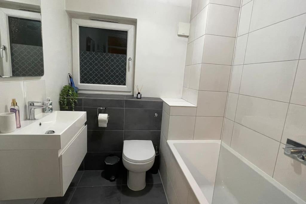 Cosy Flat For 4, Family Friendly, Private Parking, Close To Central London Eksteriør bilde
