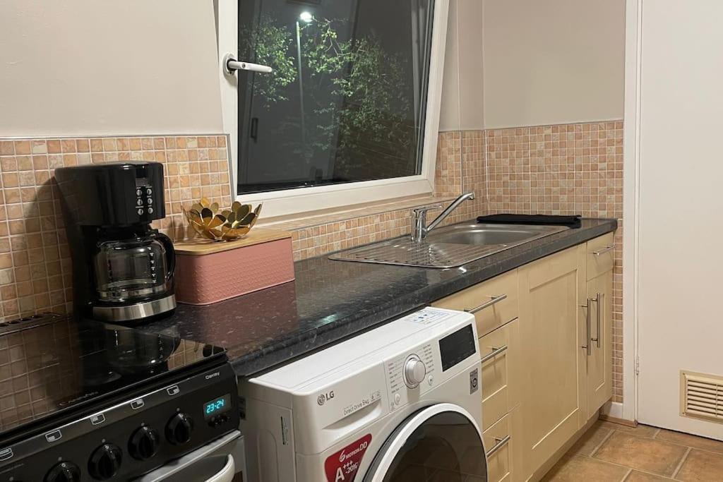 Cosy Flat For 4, Family Friendly, Private Parking, Close To Central London Eksteriør bilde